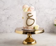 CUSTOMAIZED - CAKE WITH LETTER & MACARONS