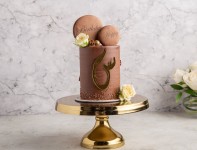 CAKE WITH LETTER AND MACARONS