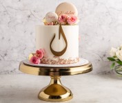 Customaized cake with letter & macarons